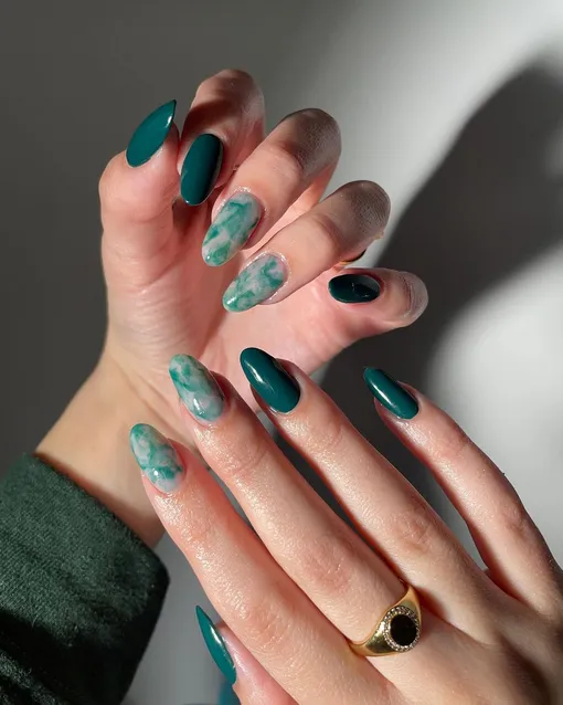 Зеленые мраморные ногти