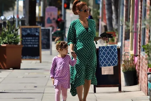 Ева Мендес в изумрудном платье отвела дочь на детский праздник