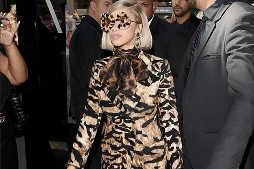 Хищница: Карди Би в тигрово-леопардовом total look на показе Dolce&Gabbana