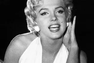 Почему все обожали культовое платье Мэрилин Монро, а ее муж — ненавидел? Почему все обожали культовое платье Мэрилин Монро, а ее муж — ненавидел?