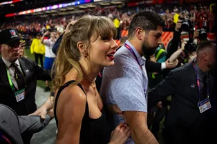 СМИ: Тейлор Свифт выгнала Канье Уэста с матча Superbowl, потому что он выкупил билеты перед ее местами СМИ: Тейлор Свифт выгнала Канье Уэста с матча Superbowl, потому что он выкупил билеты перед ее местами
