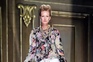 Легкая блуза с растительным рисунком Легкая блуза с растительным рисунком