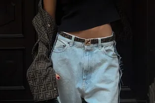 уже пора привыкнуть к этому спорному тренду: джинсы бэгги все шире и шире. Как их носить, чтобы визуально не испортить фигуру