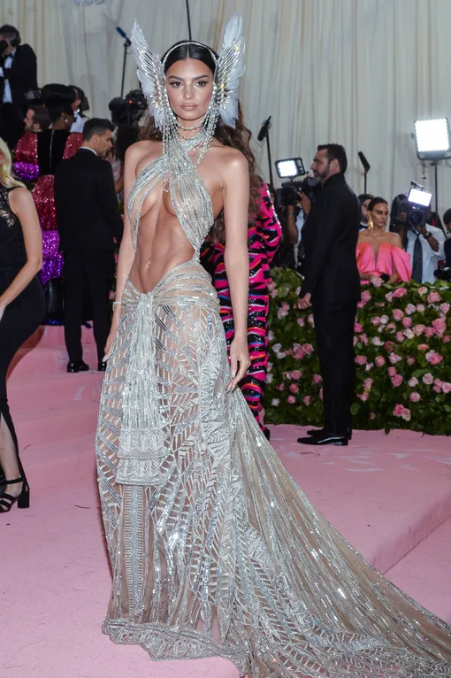 Эмили Ратаковски на Met Gala в 2019 году