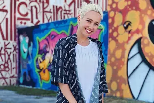Клава Кока в сексуальном мини подогревает слухи о романе с Niletto