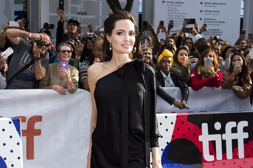 Расцвела! Анджелина Джоли в асимметричном платье Ralph Russo