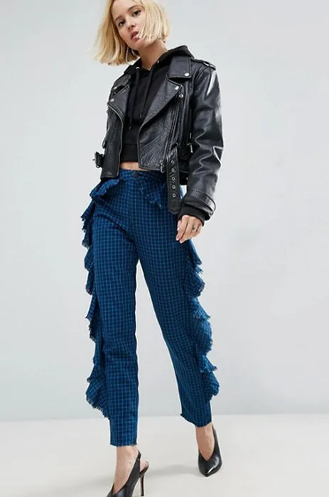 Брюки в клетку с рюшами ASOS, примерно 2461 руб. Брюки в клетку с рюшами ASOS, примерно 2461 руб.