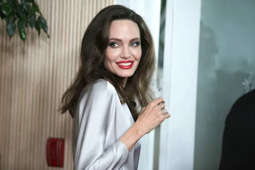 «Я думала, это спасёт наш брак»: Анджелина Джоли вспоминает о Брэде Питте
