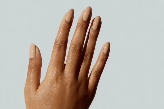 7 идей для пастельного маникюра в ноябре-2025