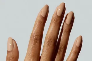 7 идей для пастельного маникюра в ноябре-2025