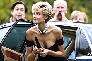 Актриса сериала «Корона» повторила легендарный выход принцессы Дианы в «платье мести»