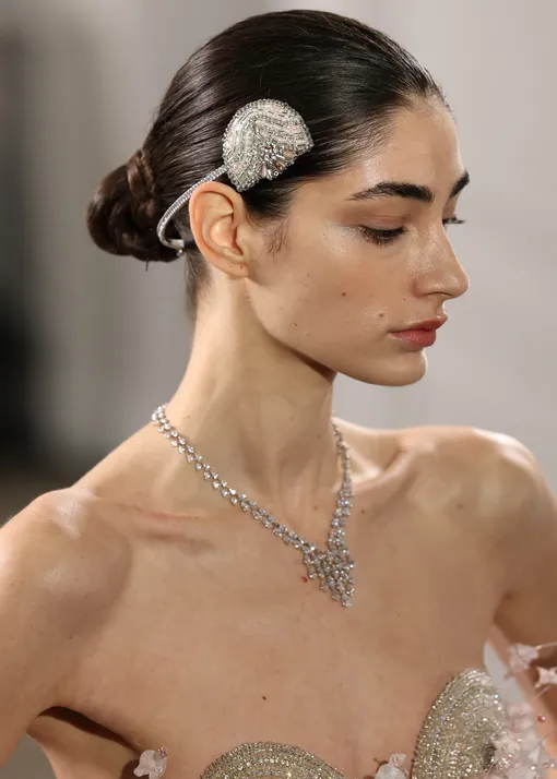 Кутюрная коллекция Phan Huy, весна/лето 2026 Модные пучки на весну 2026