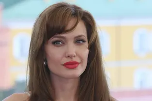 Анджелина Джоли в сияющем бесформенном платье гуляет по Венеции, а фанаты гадают, есть ли на ней белье