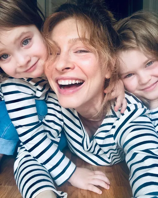Елена Подкаминская устроила домашнюю фотосессию с дочками