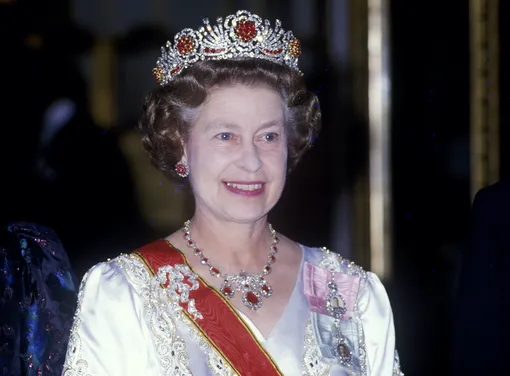Елизавета II в тиара с рубинами