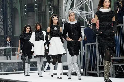 Поехали! 18 образов в космическом стиле с показа Chanel на Неделе моды в Париже