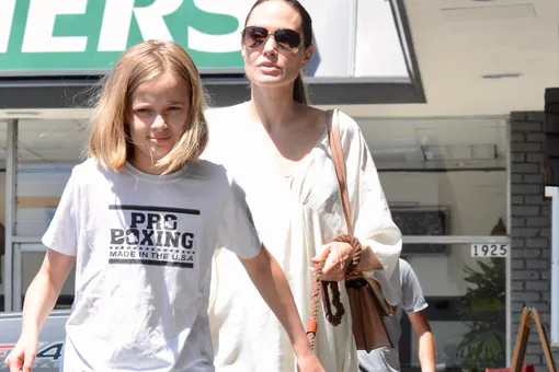 Анджелину Джоли в белом платье заметили на прогулке с дочерью Вивьен