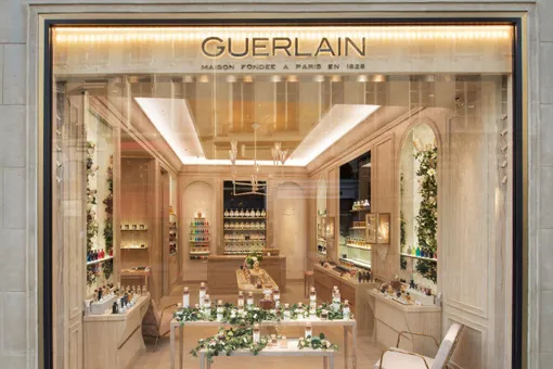 Снова в деле: на Вандомской площади Парижа открылся обновленный бутик Guerlain