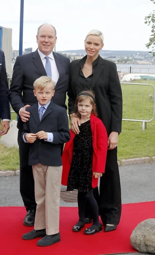 Княгиня Шарлен и Альбер II с детьми
