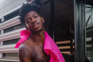 Рэпер Lil Nas X лишил интернет-пользователей дара речи, выложив свои «беременные» фото