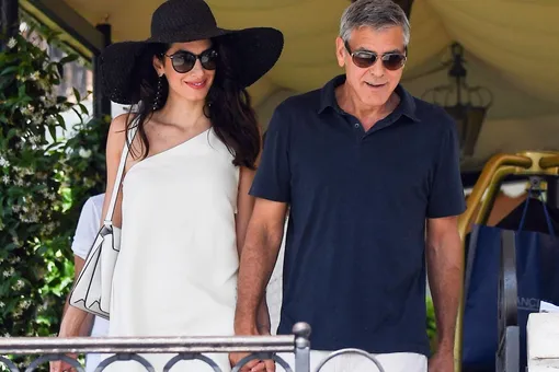 Амаль Клуни сменила два контрастных элегантных наряда в Венеции