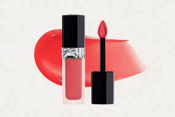 10 модных стойких помад на весну, которые не сушат губы