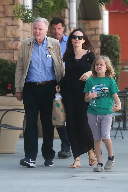 Джон Войт и Анджелина Джоли с дочерью Вивьен
