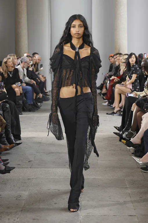 трендовые брюки на низкой посадке