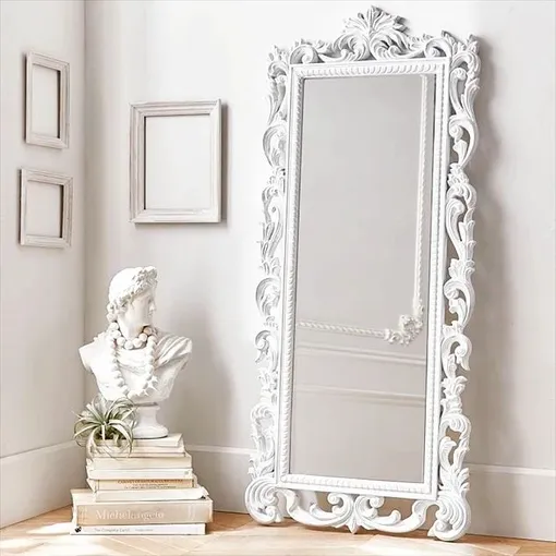 Зеркало с белой рамой, украшенной орнаментом