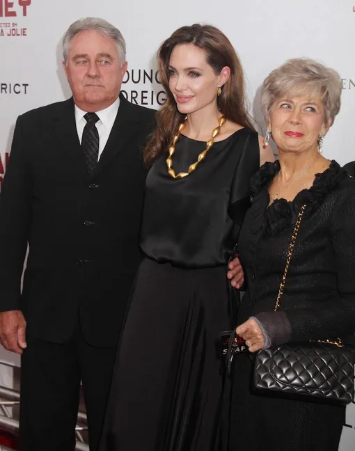 Анджелина Джоли с родителями Брэда Питта