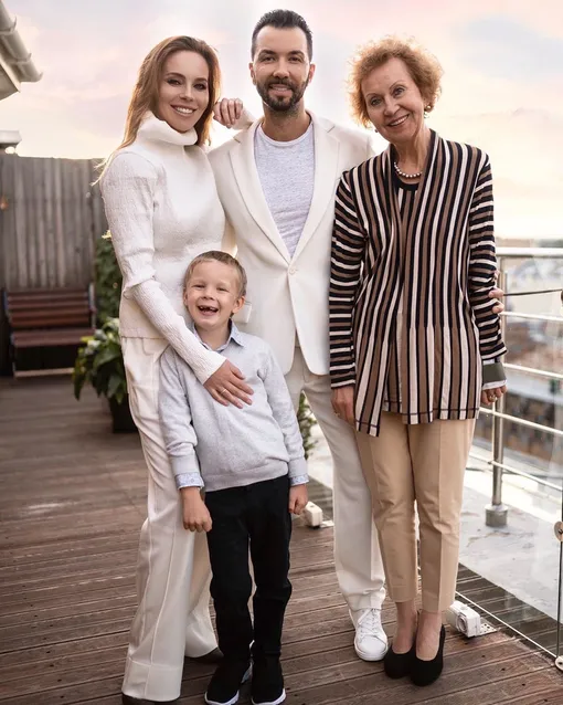 Денис Клявер с женой, младшим сыном и мамой