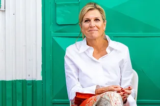 С чем сочетать яркую юбку макси в офисных нарядах