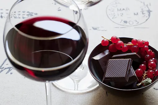 Сиртуиновая диета: когда запиваешь шоколад вином