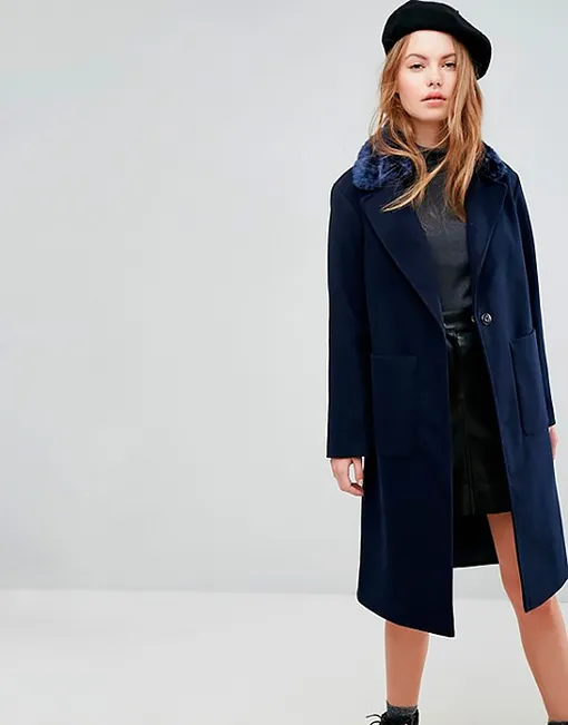 Темно-синее пальто с воротником и искусственного меха, New Look, 3 657 руб. (на сайте Asos)