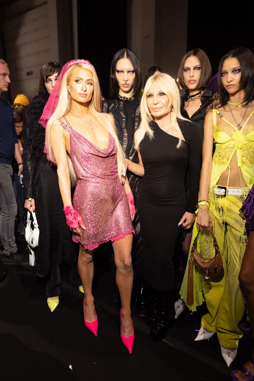 Донателла Версаче и Пэрис Хилтон шоу Versace на Неделе моды в Милане в 2022 году