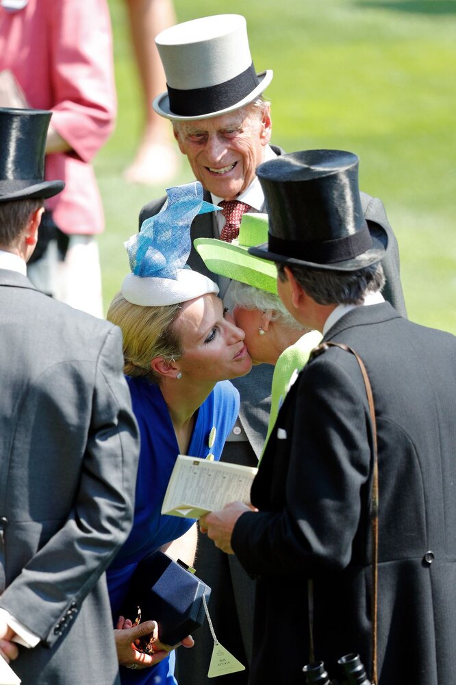 Зара Филиппс приветствует королеву поцелуем в щеку