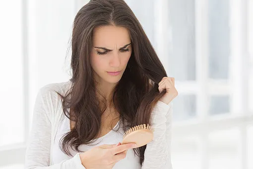 Почему мы их теряем: 5 самых распространенных причин выпадения волос
