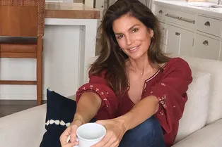 Синди Кроуфорд выпустила линию патчей для глаз Синди Кроуфорд выпустила линию патчей для глаз