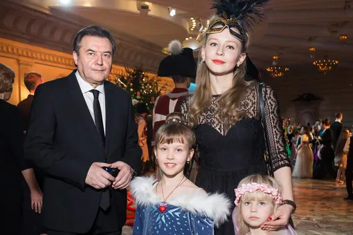 Алексей Учитель и Юлия Пересильд впервые вышли в свет с дочерьми