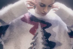 Как выглядят самые модные пушистые свитеры зимы-2024: с чем носить и как выбрать