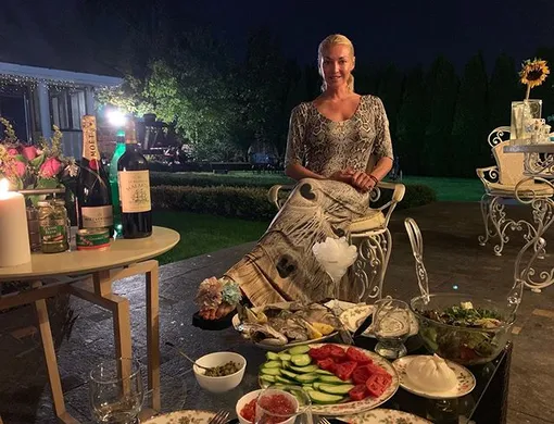 Анастасия на ужине с друзьями Анастасия на ужине с друзьями