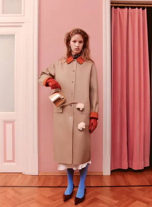 Шелковая сорочка, Togas; рубашка из шифона, Guess; двусторонний макинтош из техноткани, Iceberg; колготки из полиамида, Falke; кожаные туфли, Principe Di Bologna, No Оne; кожаные перчатки, TJ Collection; серьги из белого и розового золота с турмалинами, сапфирами и бриллиантами, Cluev Шелковая сорочка, Togas; рубашка из шифона, Guess; двусторонний макинтош из техноткани, Iceberg; колготки из полиамида, Falke; кожаные туфли, Principe Di Bologna, No Оne; кожаные перчатки, TJ Collection; серьги из белого и розового золота с турмалинами, сапфирами и бриллиантами, Cluev