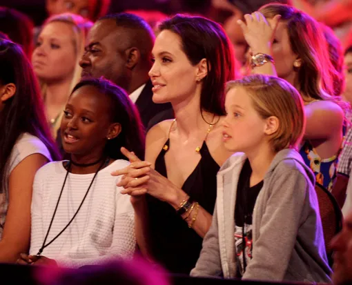 Анджелина Джоли с дочерьми Захарой (слева) и Шайло (справо)