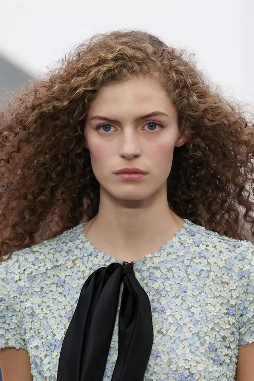 Dior, весна-лето 2026 Кудрявые волосы