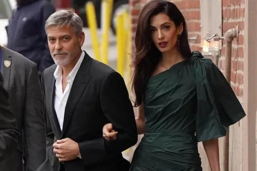 Амаль Клуни в мини-платье поддержала мужа на премьере в Лос-Анджелесе