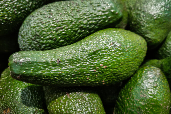 Авокадо содержит много полезных жиров и отлично насыщает