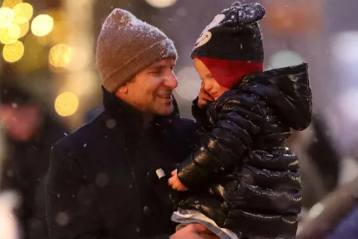 Слишком мило! Брэдли Купер с дочкой Леей радуются снегопаду в Нью-Йорке