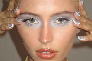 Ледяной голубой — самый модный цвет этого сезона. Собрали 6 вариантов макияжа глаз в трендовом оттенке