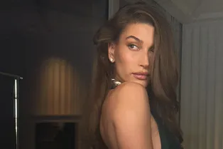 Безупречное коктейльное платье для новогодней ночи уже подобрала Хейли Бибер Безупречное коктейльное платье для новогодней ночи уже подобрала Хейли Бибер