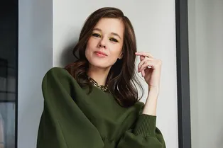 Катерина Шпица продемонстрировала точеную фигуру в купальнике цвета спелой малины